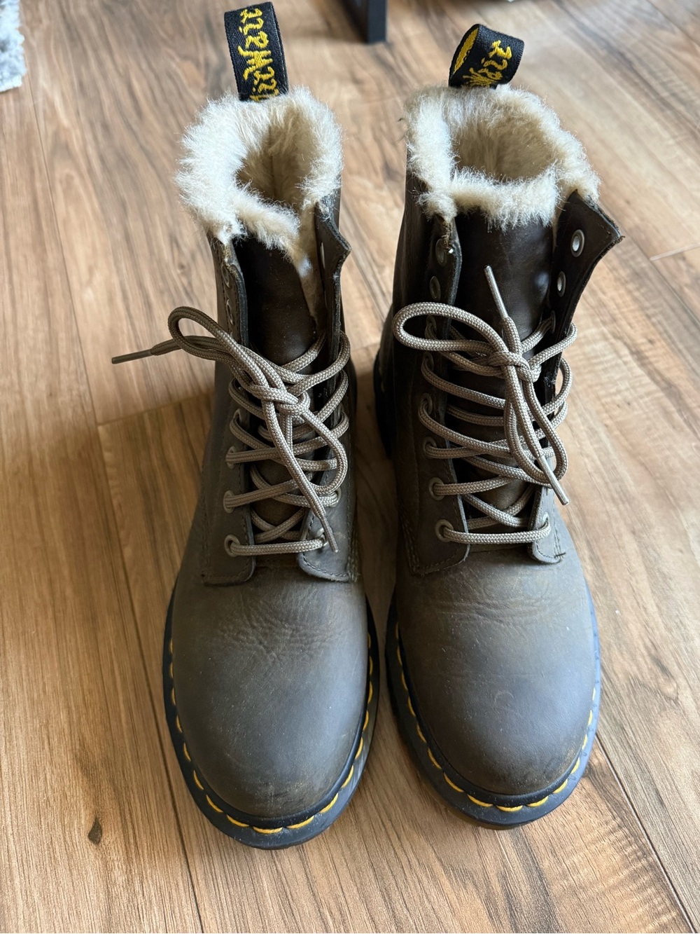Dr Martens 1460 Serena Fur
Lined DMS Olive Wyoming
Leather Lace Up Combat Boots